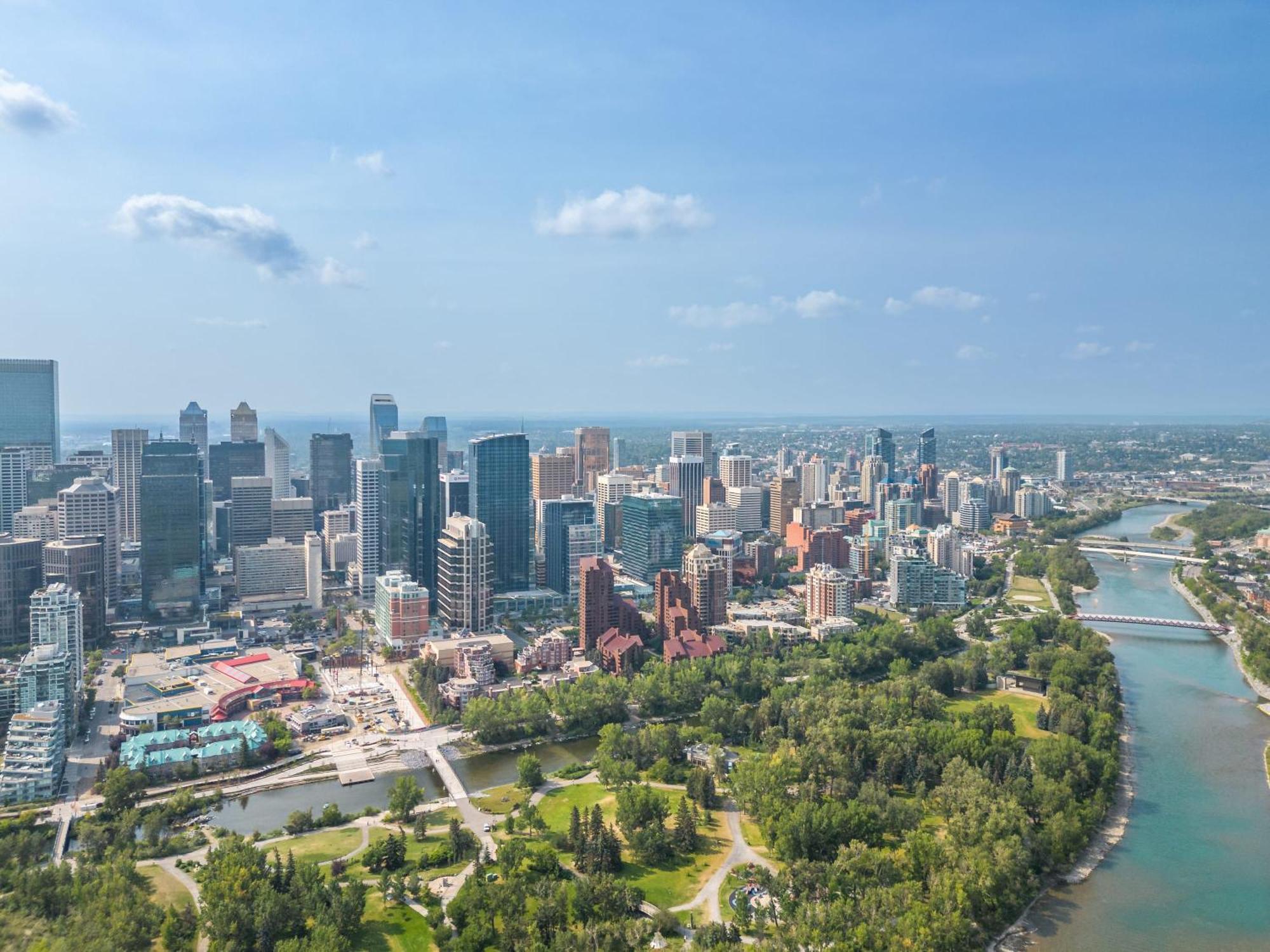YYC Guest Favorite Riverside Retreat- Walking Trails, Downtown Near Stampede! Free Banff Pass, Wine, Gym, Parking! מראה חיצוני תמונה